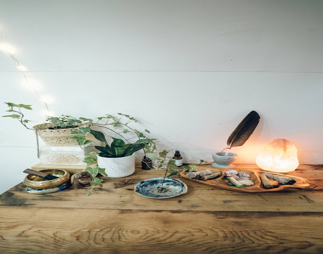 লুনারকে বাসযোগ্য করার পরও কাজ শেষ হয়নি এই দম্পতির। এই গোটা এয়ারস্ট্রিমকে সিয়া এবং ক্রিসচেন তাঁদের ঘুরতে যাওয়ার জায়গা থেকে আনা জিনিস দিয়ে বোহো স্টাইলে সাজিয়েছেন।