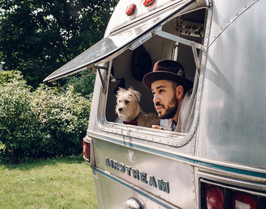 ক্রিসচেন এবং সিয়ার মতে এয়ারস্ট্রিমকে বাসস্থান হিসেবে ভাবার কারণ, তাঁরা চেয়েছিলেন প্রকৃতির সঙ্গে থাকতে এবং নিজের বাড়িকে নিয়ে ঘুরে বেড়াতে।