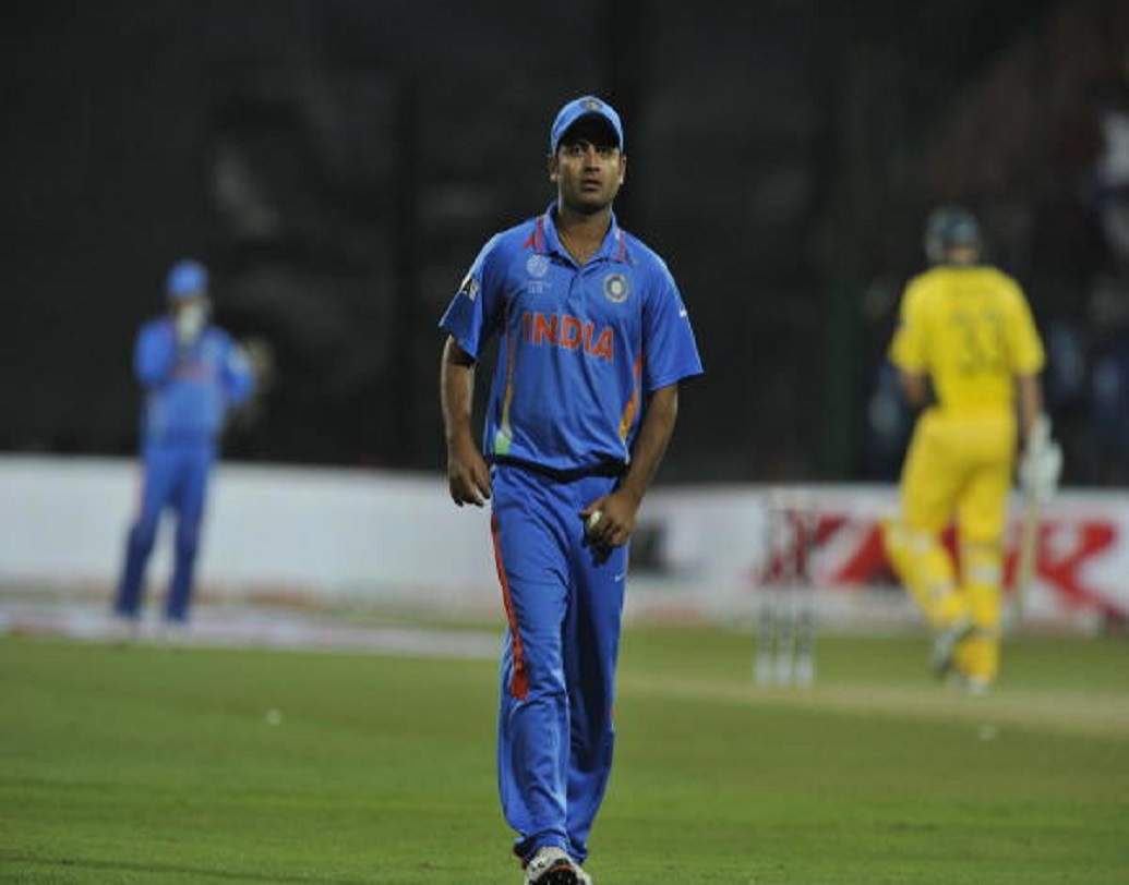 পীযূষ চাওলা সর্বকনিষ্ঠ (২২ বছর ৩ মাস) ক্রিকেটার হিসেবে বিশ্বকাপ জেতেন।