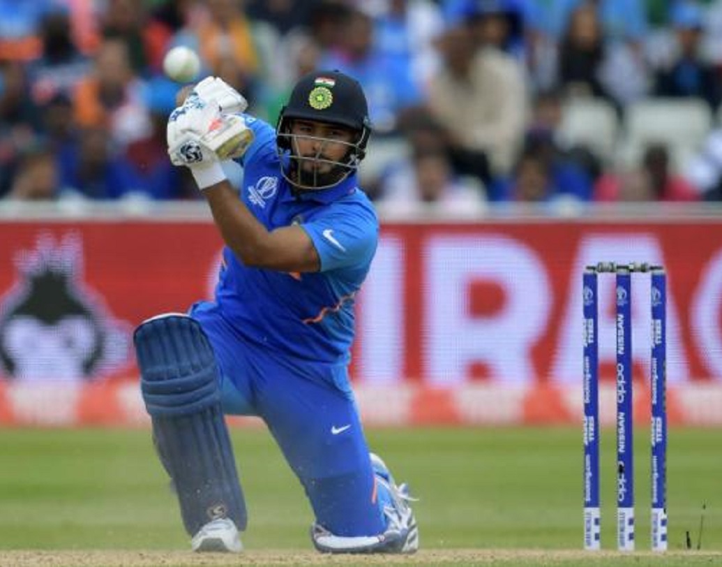 ঋষভ পন্থ- শিখর ধওয়নের পরিবর্তে দলে এসে চার নম্বরে নজর কেড়েছেন ঋষভ। বাংলাদেশের বিরুদ্ধে দুর্দান্ত ব্যাট করেন। তবে অল্পের জন্য অর্ধশত রান হাতছাড়া হয়ে যায়। শ্রীলঙ্কার বিরুদ্ধে দলের হয়ে বড় রান করতে চাইবেন তিনি।