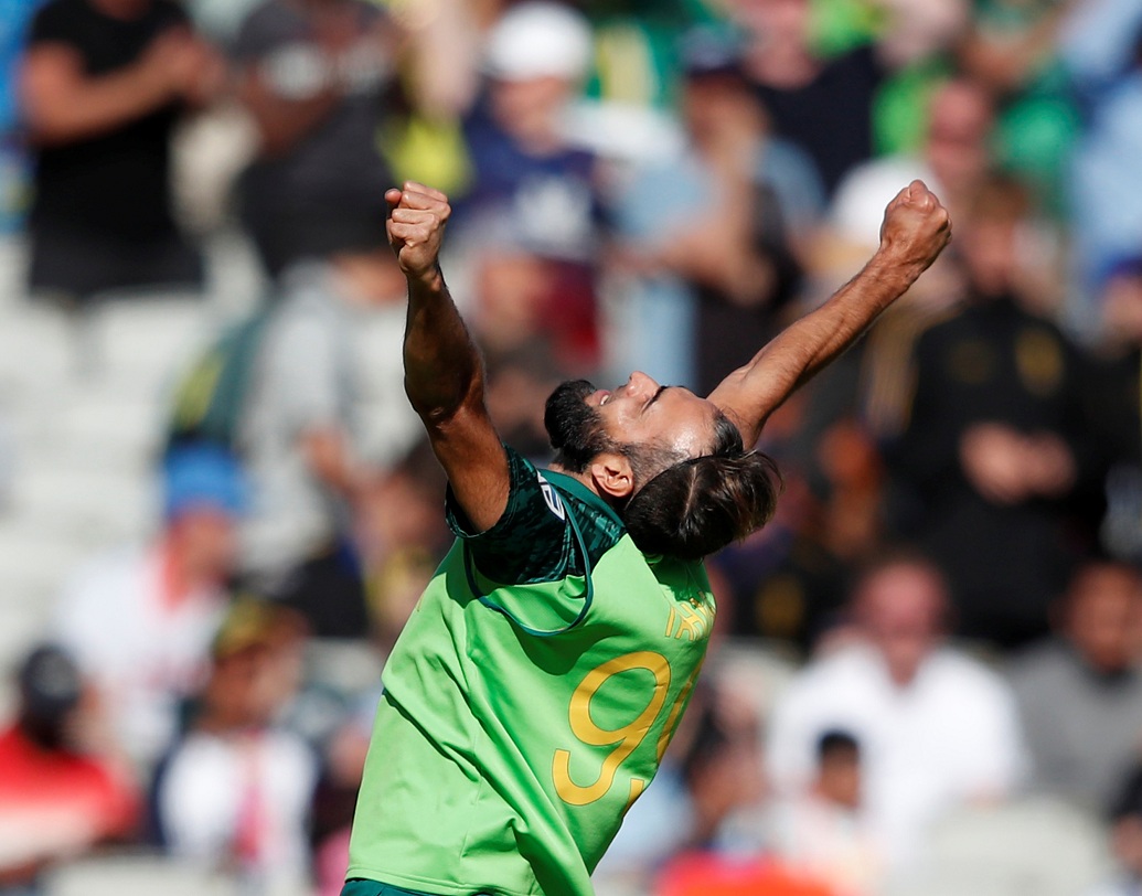 ইমরান তাহির: খেলে ফেলেছেন জীবনের শেষ ম্যাচ। তাঁর শেষ বিশ্বকাপে দক্ষিণ আফ্রিকাকে সেমিফাইনালে তুলতে ব্যর্থ হলেও স্পিনারদের মধ্যে এই দলে তাঁকেই বেছে নিতে হবে। এ বারের বিশ্বকাপে স্পিনাররা উইকেট নিতে সেই ভাবে সফল নন। ৯ ম্যাচে ১১ উইকেট নিয়ে স্পিনারদের মধ্যে সেরা তিনিই।