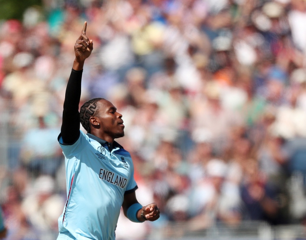 জোফ্রা আর্চার: ইংল্যান্ডের এই সিমারের প্রচণ্ড গতি বার বার বিপদে ফেলছে ব্যাটসম্যানদের। ঘণ্টায় ১৫০ কিমি বেগে নিয়মিত বল করে যাওয়া এই বোলারের শিকার ১৭টি উইকেট। ইংল্যান্ডের প্রথম বিশ্বকাপ দলে সুযোগ না পাওয়া এই পেসার বুঝিয়ে দিচ্ছেন তাঁকে না নিলে কি ভুল করতেন ইংরেজরা। এই দলেও তাই তাঁকে না নেওয়ার ভুল করা উচিত হবে না।