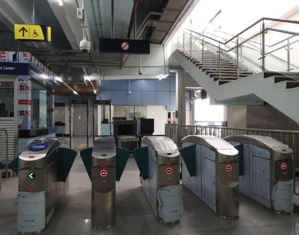 এই কার্ড ব্যবহার করে বাসে, ট্রেনে ও মেট্রোয় যাতায়াত করা যাবে। কিছুটা মেট্রোর স্মার্টকার্ডের মতোই হবে এর ব্যবহার। যাতায়াতের ভাড়া এই কার্ড থেকে দেওয়া যাবে। সেই টাকা কাটা যাবে ব্যাঙ্ক অ্যাকাউন্ট থেকে।