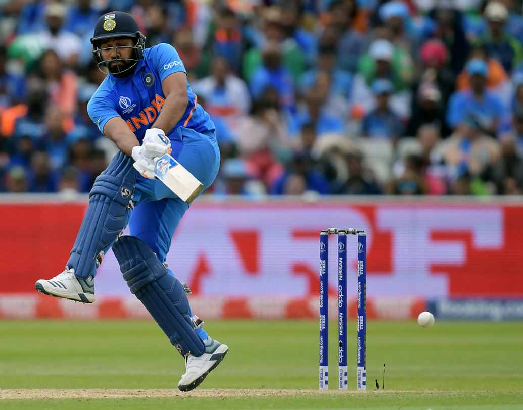 শ্রীলঙ্কার ম্যাচে শতরান করার সঙ্গে সঙ্গেই সচিনের আরও একটি রেকর্ড ছুঁয়েছেন রোহিত। সেটি হল বিশ্বকাপের ইতিহাসে সর্বাধিক শতরানের রেকর্ড।