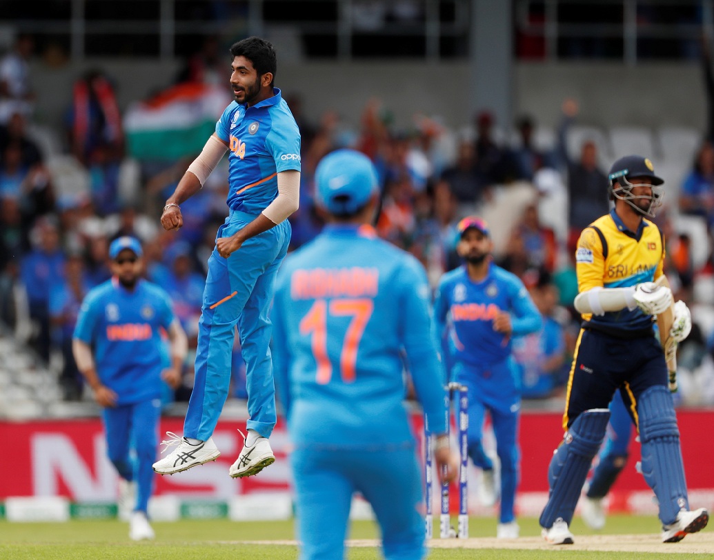 টস হেরে প্রথমে ফিল্ডিং করতে যায় ভারত। শুরুতেই বিপক্ষের সেনাপতি করুণারত্নেকে ফিরিয়ে দিয়ে প্রথম আঘাতটা হানেন সেই বুমরা। ধুঁকতে থাকা শ্রীলঙ্কা টিমের শুরুতেই তৈরি হওয়া এই বিপদ থেকে উদ্ধারের পথ জানা ছিল না।