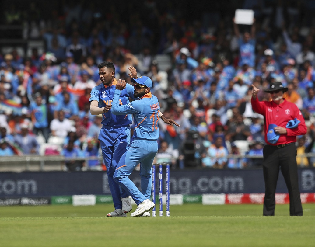 একা বুমরায় রক্ষা নেই হার্দিক দোসর। বুমরার তৈরি করা চাপ থেকে বেরোতে অনেক দলই হার্দিককে বেছে নেয় রান রেট বাড়ানোর জন্য। আর সেখানেই হয় গণ্ডগোল। কারণ ভারতের এই অলরাউন্ডারও ক্ষমতা রাখেন উইকেট তোলার। সেই কাজটাই করলেন এ দিন।