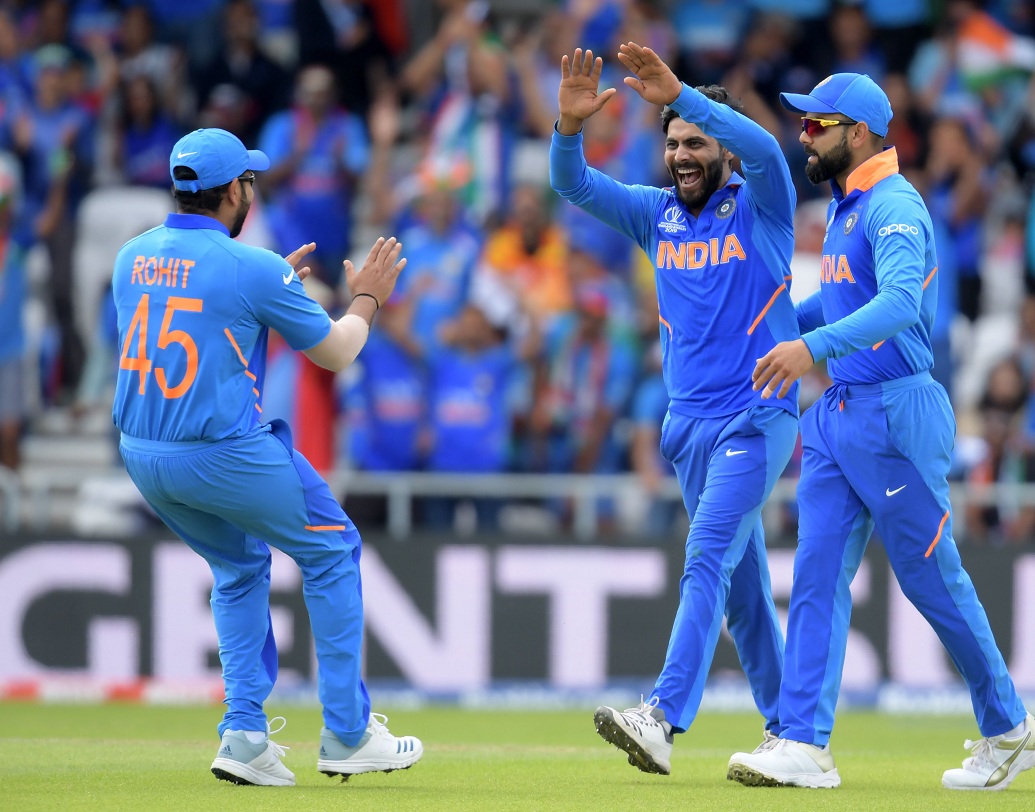 এতদিন ড্রেসিং রুমে বসে অস্ত্রে শান দিচ্ছিলেন জাড্ডু। সুযোগ পেতেই বুঝিয়ে দিলেন দরকারে তিনিও তৈরি। প্রথম ওভারেই উইকেট নিয়ে শ্রীলঙ্কাকে আরও চাপে ফেলে দেন তিনি। কুলদীপ ব্যর্থ হলেও জাডেজার স্পিনের হদিশ ছিল না শ্রীলঙ্কার ব্যাটসম্যানদের কাছে।