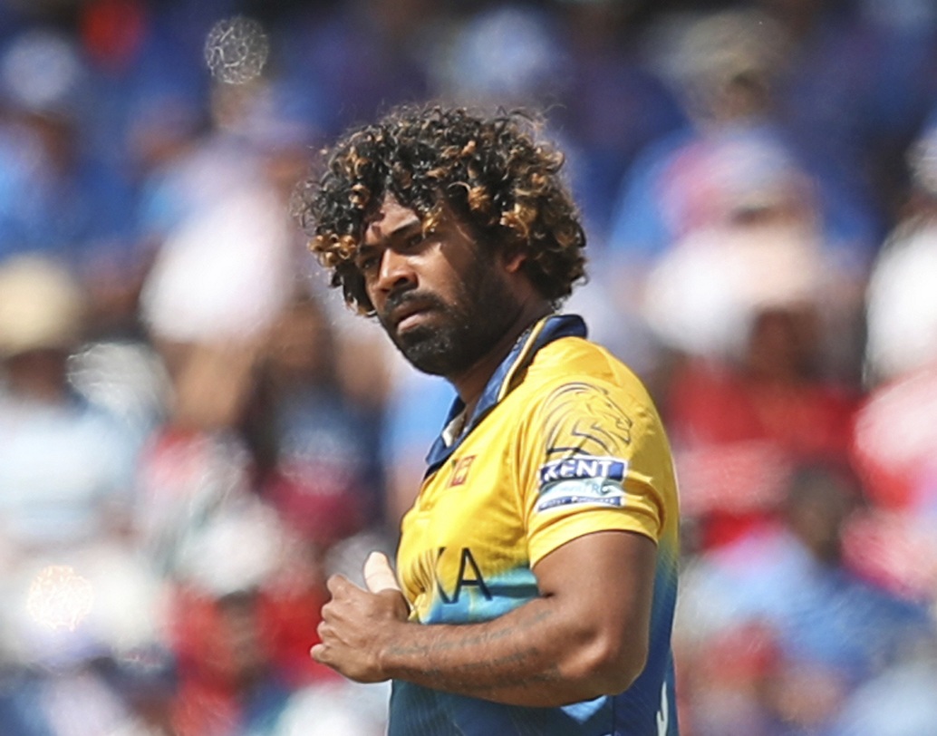 নির্বিষ ব্যাটিংয়ের পর নির্বিষ বোলিং। যে মালিঙ্গার বিষাক্ত ইয়র্কারে কাঁপতেন ব্যাটসম্যানরা, শনিবার তাঁর দশ ওভারে উঠল ৮২ রান। তাঁর বলে রাহুল যখন আউট হয়ে ফিরছেন, ম্যাচ তখন বিরাটদের পকেটে।