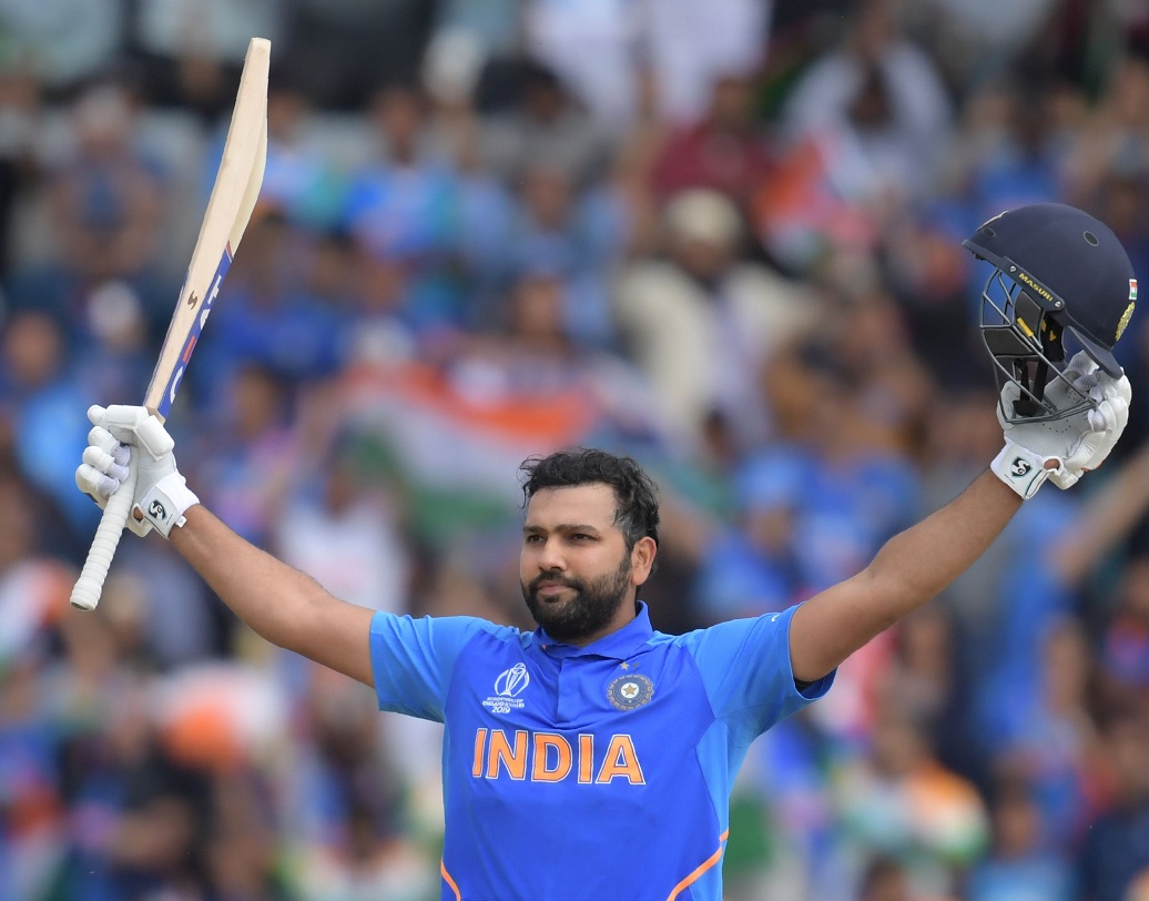 আইসিসি টুর্নামেন্ট হলেই রোহিত শর্মা যেন আলাদা রূপ নেন। ইতিমধ্যেই এই বিশ্বকাপে ৫টি শতরান করে টপকে গেলেন শ্রীলঙ্কার কিংবদন্তি কুমার সঙ্গকারাকে। সামনে শুধু লিটল মাস্টার। তাঁর ১০৩ রানের ইনিংস শুরুতেই সুরক্ষিত জায়গায় নিয়ে যায় ভারতকে।