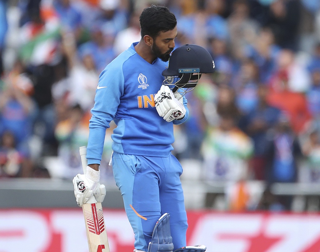 রোজই ভাল শুরু করেও ফিরতে হচ্ছিল রাহুলকে। আজ কিন্তু অন্য মেজাজে দেখা গেল তাঁকে। ১১টি চার ও ১টি ছয় মেরে তিনি যেন শাসন করলেন বিপক্ষের বোলিংকে। ১১১ রানে তিনি যখন ফিরছেন উল্টো দিকে দাঁড়িয়ে থাকা বিরাট তখন নিশ্চিন্ত।