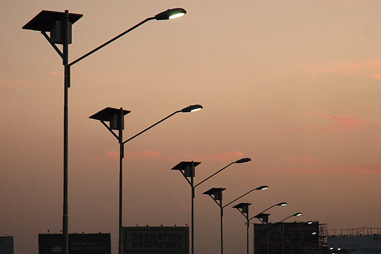 Contractors to supply and maintain street lights of the City