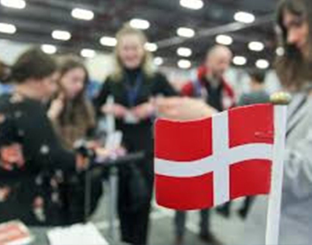 ড্যানিশরা তাঁদের সময়কে যথেষ্ট গুরুত্ব দিয়ে থাকেন এবং এই কারণে তাঁদের কাজের পরিবেশ সে রকম ভাবেই তৈরি। ঠিক কী রকম এই কাজের পরিবেশ দেখে নেওয়া যাক।