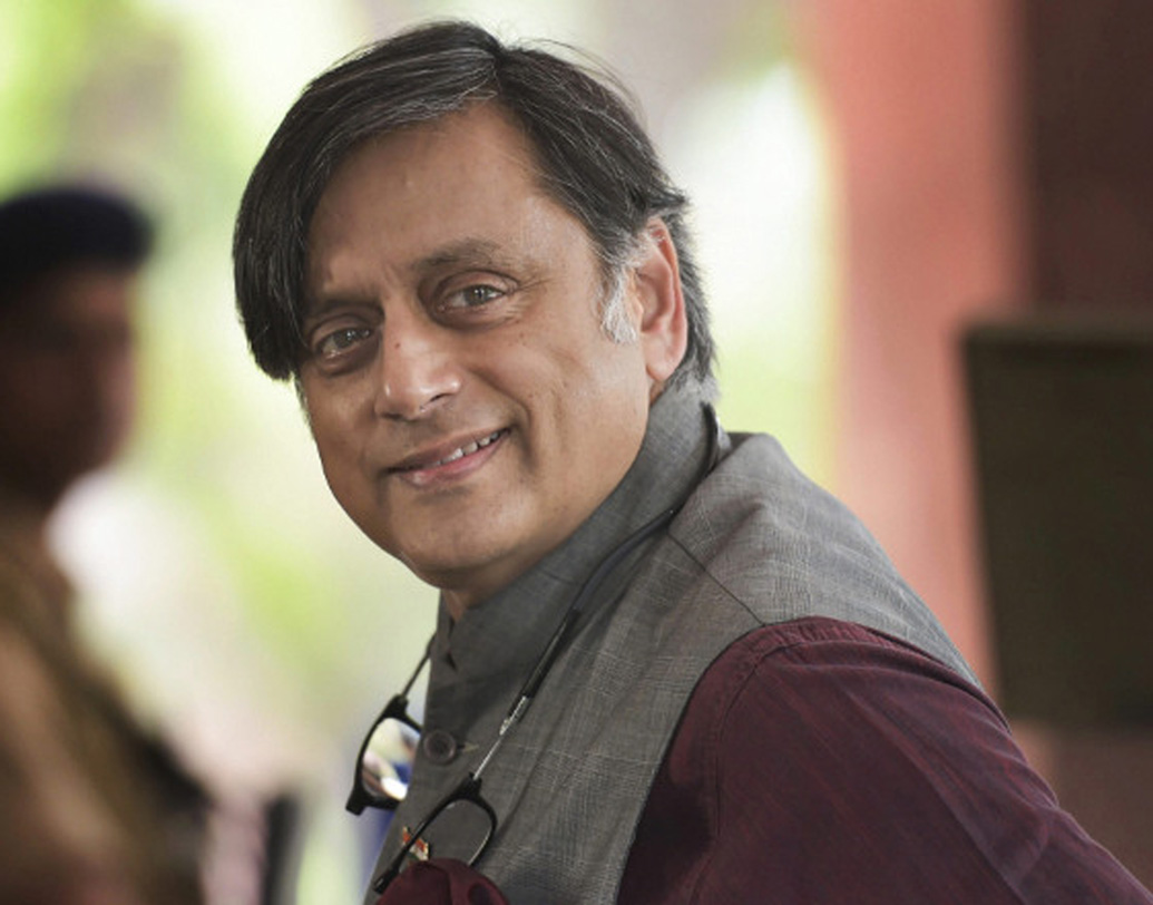 ওই একই সময়ে ব্র্যাডফোর্ড সাহিত্য উৎসবে যোগ দিতে লন্ডনে ছিলেন শশী তারুর। সেখানে নিজের বই ‘দ্য প্যারাডক্সিক্যাল প্রাইম মিনিস্টার’ নিয়ে আলোচনা করেন তিনি।