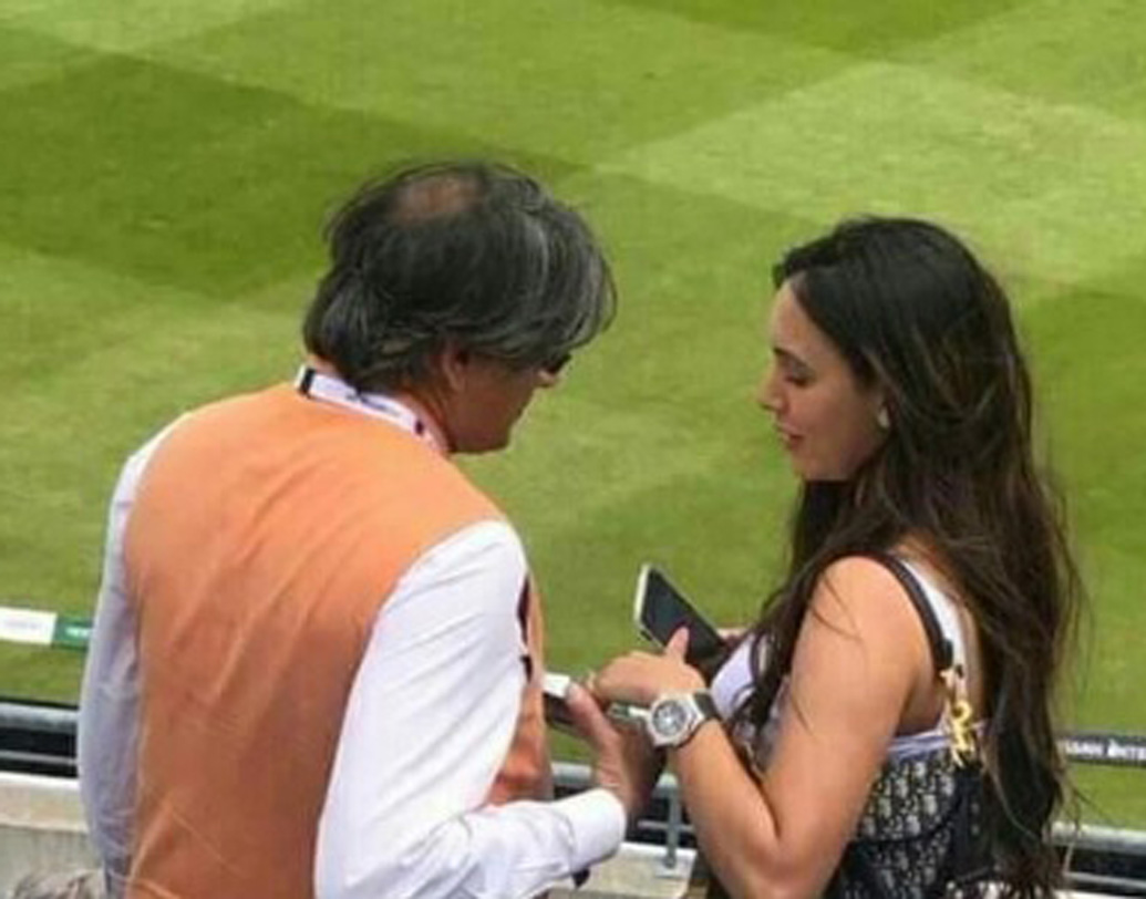 টেলিভিশনের পর্দায় কয়েক মুহূর্তের জন্য তাঁদের দেখা পাওয়া গেলেও, এজবাস্টনের দর্শক চোখের সামনে দু’জনের আলাপচারিতা ভালই উপভোগ করেন।