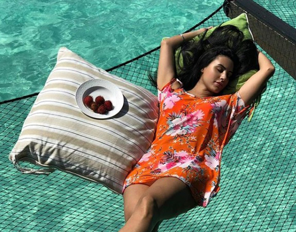 সেই দর্শকদের সৌজন্যেই শশী তারুরের সঙ্গে সেই সুন্দরীর ছবি সোশ্যাল মিডিয়ায় ছড়িয়ে পড়ে। তা নিয়ে তৈরি হয় একাধিক মিমও। শশী তারুরের ব্যক্তিগত জীবন নিয়ে রসিকতা শুরু হয় সর্বত্র। ভারতের ফ্লপ ম্যাচে একমাত্র তিনি-ই হিট বলে মন্তব্য করেন কেউ কেউ।