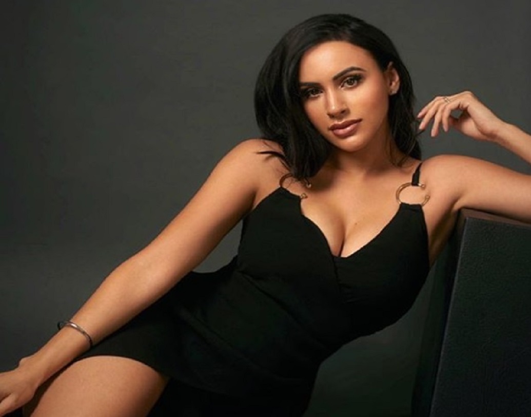 এজবাস্টন থেকে ওই দিন সোশ্যাল মিডিয়ায় নিজের ছবি পোস্ট করেন ডিয়ানা। তাতে ভারতের পতাকা হাতে দাঁড়িয়ে থাকতে দেখা গিয়েছে তাঁকে। তবে শশী তারুরকে নিয়ে নেটিজেনদের কোনও সাফাই দেননি তিনিও।