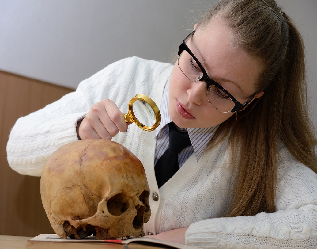 এই খুলি নিয়ে সেই সময় গবেষকদের মধ্যে শুরু হয়েছিল নানা বিবাদ। কেউ বলেছিলেন, পড়ে গিয়ে চোট পেয়েছিলেন এই ব্যক্তি। কেউ বা বলেছিলেন, তাঁকে খুন করা হয়েছে।