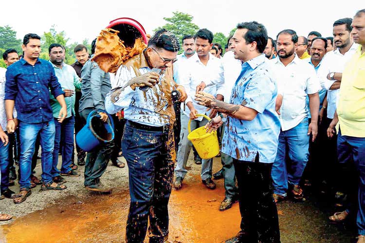Viral video shows Shiv Sena leader thrashing few truck drivers in Maharashtra