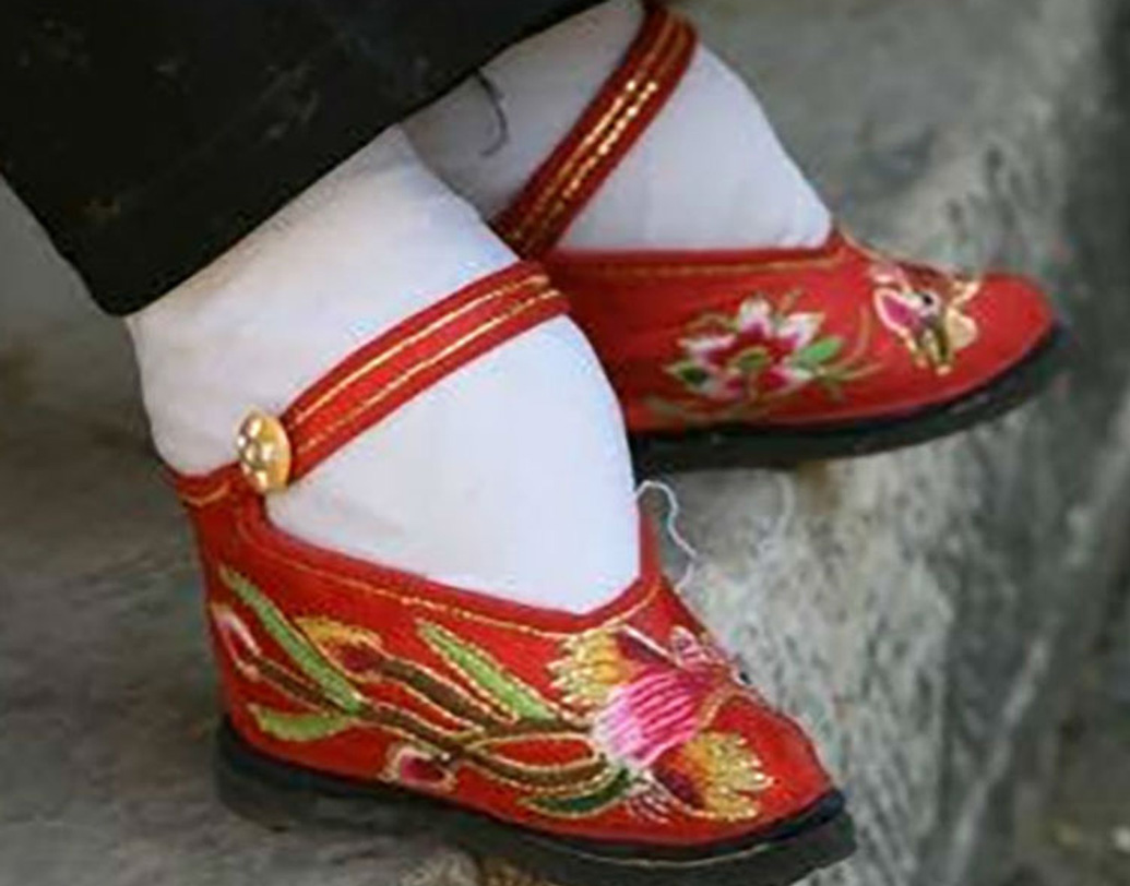 বাচ্চাদের হাড় যেহেতু নরম হয়, তাই তিন-চার বছর বয়স থেকেই মেয়েদের পা মুড়ে রাখার যন্ত্রণাদায়ক প্রক্রিয়া শুরু হত। এর জন্য প্রথমে উষ্ণ ভেষজ ও পশুর রক্তে পা ভিজিয়ে রাখা হত, যাতে পা নরম হয়। কেটে ফেলা হত নখ। তার পর পায়ের আঙুলগুলি নীচের দিকে বাঁকিয়ে ভেঙে ফেলা হত।