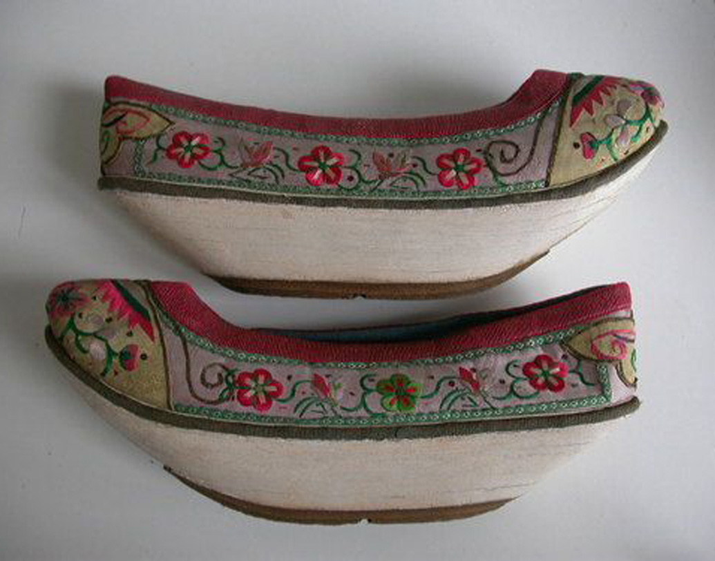 ইতিহাস বলে, ১৯ শতকের গোড়ার দিকে চিনে মোট মহিলা জনসংখ্যার ৪০ শতাংশেরই পা ছোট ছিল। শুধুমাত্র অভিজাতদের মধ্যেই সংখ্যাটা ছিল প্রায় ১০০ শতাংশ। পরিস্থিতি বদলাতে শুরু করে ১৬৪৪ সাল থেকে। সেই সময় মাঞ্চু চিং বংশ ক্ষমতায় এলে পা ছোট করে রাখার কুপ্রথা নিষিদ্ধ হয়। তার বদলে নৌকোর মতো দেখতে উঁচু হিলের জুতো চালু হয়। তবে তখন এই প্রথা নিষিদ্ধ হয়েছিল শুধুমাত্র মাঞ্চু চিং বংশের মধ্যেই।