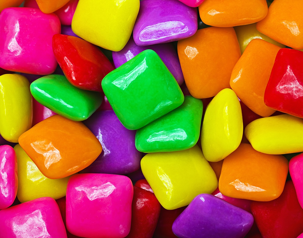 মার্কিন যুক্তরাষ্ট্রের চিউয়িং গাম প্রীতির কথা তো প্রায় সবারই জানা। আর পশ্চিমী দেশের প্রভাবে ভারতীয়দেরও চিউয়িং গাম প্রীতি কিছু কম নয়। তবে আপনি কী জানেন সিঙ্গাপুরে চিউয়িং গাম খেলে আপনার শুধু জরিমানা নয়, এমনকি দুই বছরের জন্য জেলও হতে পারে! তাই সিঙ্গাপুর বেড়াতে গেলে সাবধান। ভুলেও চিউয়িং গাম খাবেন না।