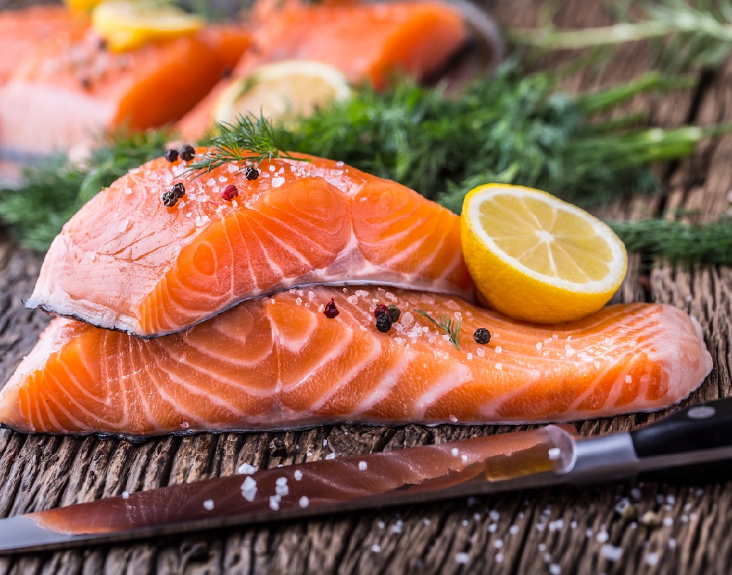 স্যামন মাছের কথা তো নিশ্চই শুনেছেন। স্বাদের জন্য ভোজন রসিকদের পছন্দের তালিকায় বেশ উপরের দিকেই রয়েছে এই মাছ। প্রাকৃতিক ভাবে হওয়া স্যামন নিয়ে সমস্যা না থাকলেও ঘিঞ্জি ভেড়িতে চাষ করা স্যামন অস্ট্রেলিয়া এবং নিউজিল্যান্ডে নিষিদ্ধ। এই ধরনের স্যামনের দেহ থেকে এমন কিছু বিষাক্ত পদার্থ নির্গত হয় যা স্বাস্থ্যের পক্ষে ক্ষতিকর।