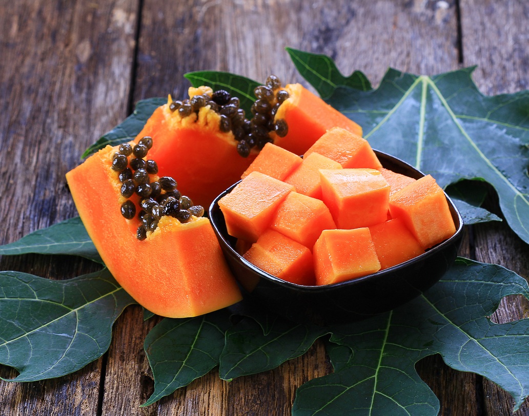 পেঁপে তো ভারতীয় উপমহাদেশে বেশ জনপ্রিয় একটি ফল। পেটের অসুখ অথবা অন্য যে কোনও ব্যাধিতে ডাক্তাররা সচরাচর রুগীকে পেঁপে খেতে বলেন। কিন্তু জিন প্রযুক্তিতে কৃত্রিম উপায়ে তৈরি পেঁপে নিষিদ্ধ করেছে জাপান এবং দক্ষিণ কোরিয়া।