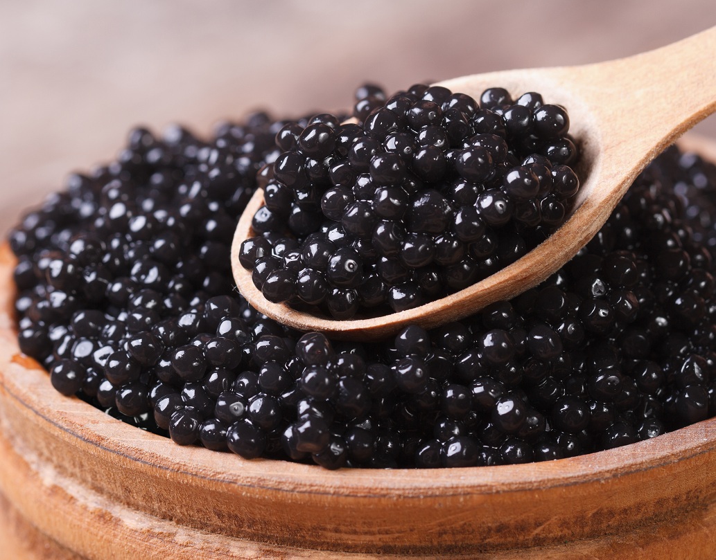 পৃথিবীর শৌখিন খাবারের মধ্যে অন্যতম ক্যাভিয়ার। দামও আকাশছোঁয়া। মূলত নোনা জলের মাছের ডিম থেকেই তৈরি হয় এই খাবার। এদের মধ্যে সবচেয়ে দামি ক্যাভিয়ার তৈরি হয় বেলুগা মাছের ডিম থেকে। এদের আয়ু একশো বছর এবং ডিম পাড়তে সময় নেয় প্রায় ২৫ বছর। বর্তমানে এই মাছ বিলুপ্তপ্রায় হিসেবে গণ্য হওয়ায় এর চাষ, কেনাবেচা নিষিদ্ধ। তবে আইনের ফাঁকফোকরের মাঝে এখনও বিক্রি হয় বেলুগার সুস্বাদু ডিম।