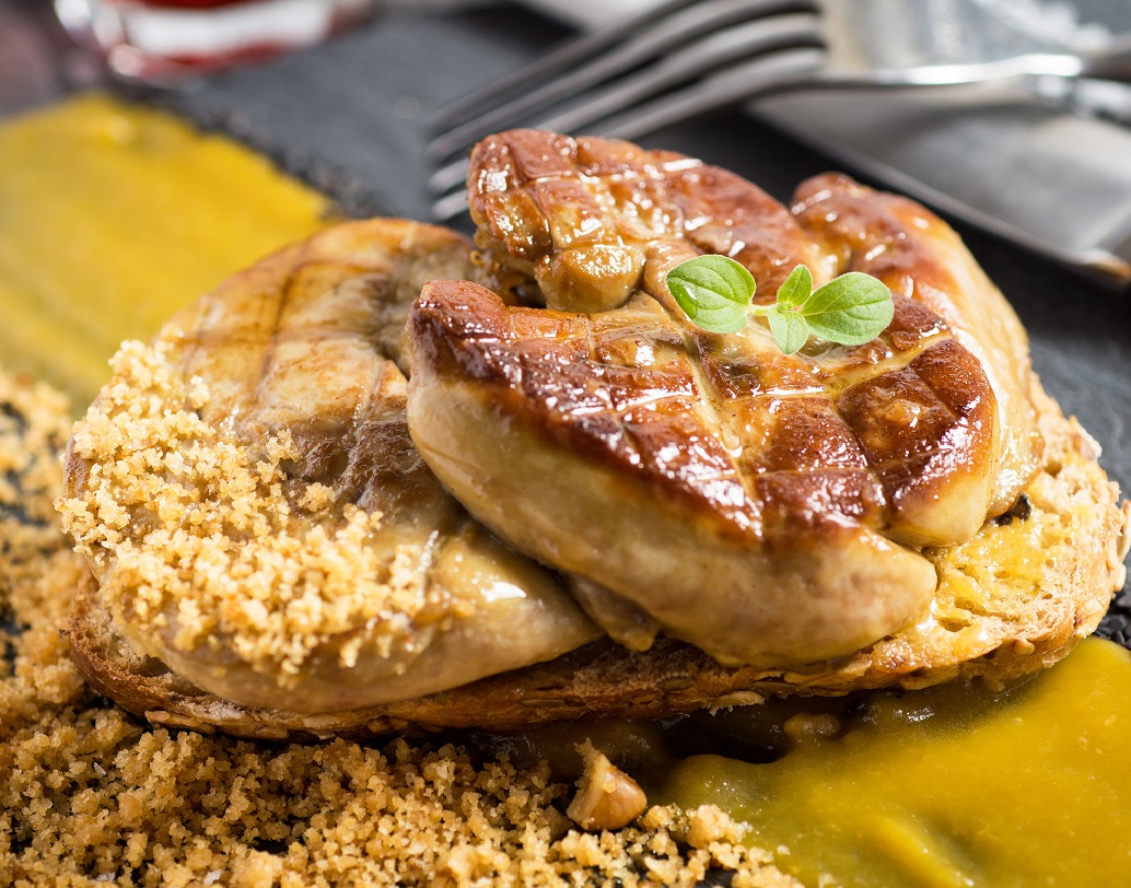 ফ্যাটি লিভার কখনও কারও খাদ্য তালিকায় কি জায়গা করে নিতে পারে? তাও আবার হাঁস এবং রাজহাঁসের! ফ্রান্সের বেশ  জনপ্রিয় খাবার এটি। একে স্থানীয় ভাষায় বলা হয় 'ফোয়া গ্রা'। পাখিগুলিকে জোর করেই খাইয়ে তাদের লিভারে ফ্যাট জমানো হয়। ক্যালিফোর্নিয়া যদিও পাখিদের উপর এমন নিষ্ঠুরতার প্রতিবাদ জানিয়ে তা নিষিদ্ধ ঘোষণা করেছে।