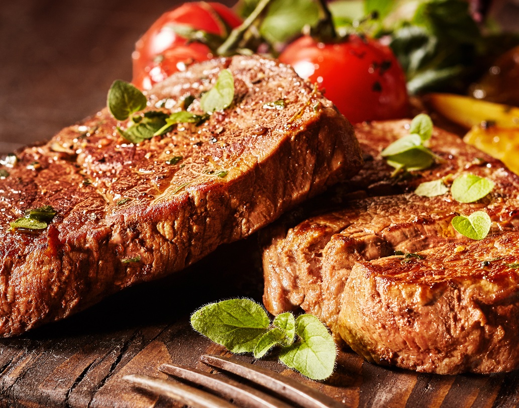 র‍্যাক্টোপামিন নামে এক ধরনের রাসায়নিক রয়েছে, যা গবাদি পশুর ওজন বাড়াতে সাহায্য করে। তবে অনেকে মনে করেন এই রাসায়নিক মানবদেহে হার্টের অসুখ সৃষ্টি করতে পারে। ২০১৪ সালে আইন করে চিন, ইউরোপ এবং রাশিয়া-সহ ১৬০টি দেশে এই রাসায়নিক নিষিদ্ধ করা হয়। যদিও জাপান, দক্ষিণ কোরিয়ার মতো দেশগুলি এখনও র‍্যাক্টোপামিন নিষিদ্ধ করেনি।