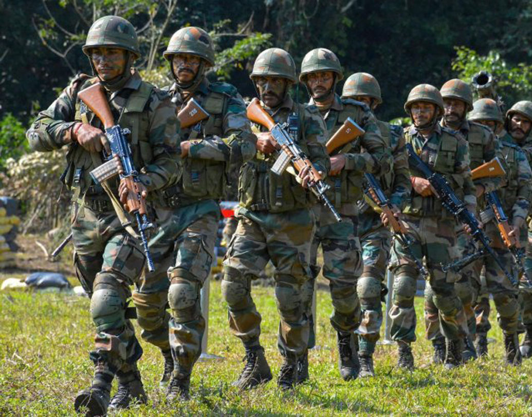 ছোটবেলা থেকেই খেলাধূলা ও এনসিসি-র প্রশিক্ষণ নিয়েছিলেন ড্যানি। হিন্দি চলচ্চিত্র জগতের ভয় ধরানো এই ভিলেনের জীবনের লক্ষ্য ছিল সেনাবাহিনীতে যোগ দেওয়া।