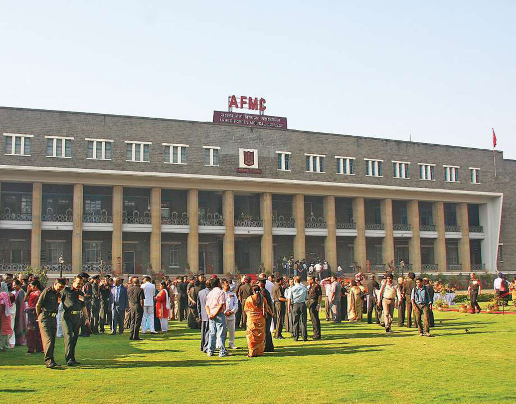 আর্মড ফোর্স মেডিক্যাল কলেজে পড়ার সুযোগও জুটিয়ে ফেললেন পরীক্ষা দিয়ে। কিন্তু তত দিনে মাথায় চড়ে বসেছে হিন্দি সিনেমার নেশা। শুধু সিনেমা দেখা নয়, নিজেকে পর্দার ওপারে দেখার অদম্য ইচ্ছেও।