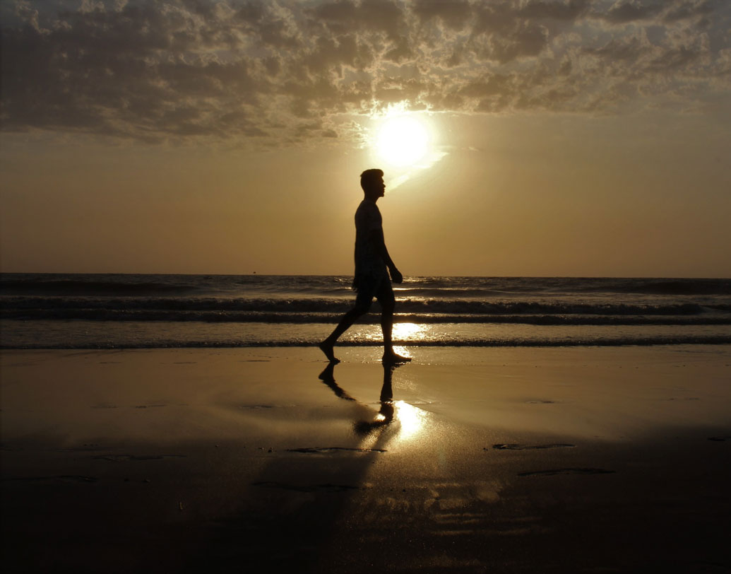 থাকা-খাওয়ার জায়গা না মেলায় কখনও জুহু বিচ, কখনও বা শিবাজি পার্কের বেঞ্চে শুয়ে রাত কাটাতেন তিনি। সেখানকার নিরাপত্তারক্ষীরা মোটেই ভাল ভাবে নিতেন না এই ‘উটকো ঝামেলা’। প্রায়ই রে রে করে যেতেন। তবু দাঁতে দাঁত চেপে লড়াই জারি ছিল।