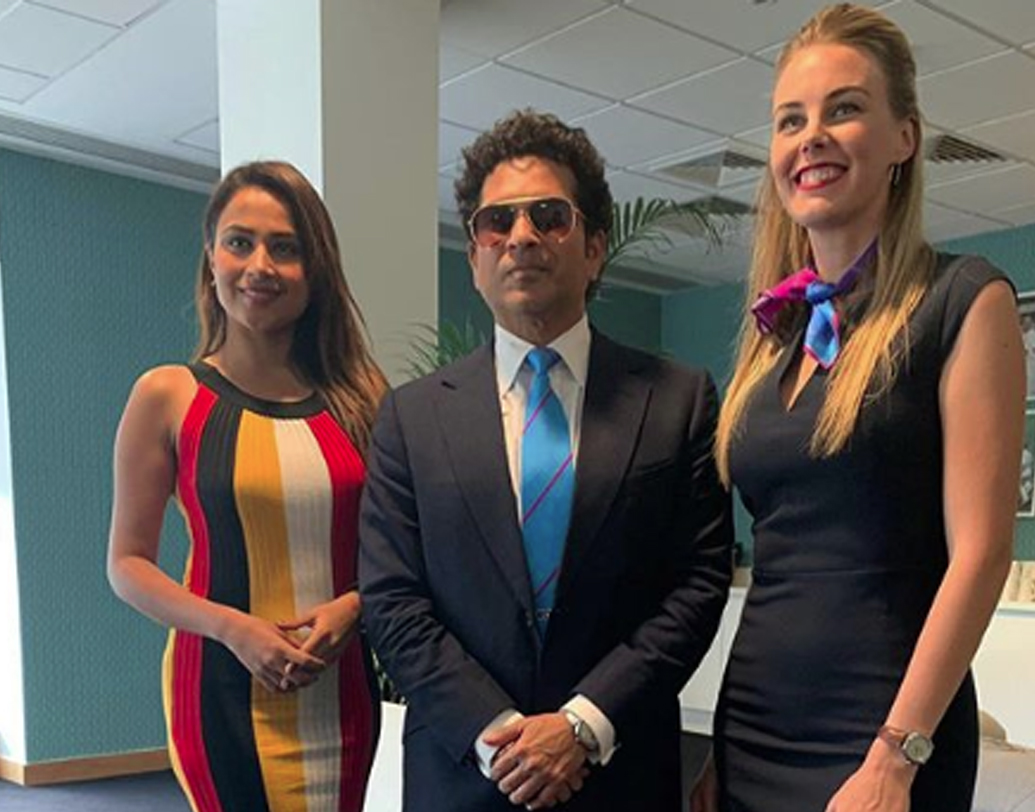 চলতি বিশ্বকাপেও রিধিমা পাঠক-এর পাশাপাশি মহিলা ধারাভাষ্যকর হিসেবে জায়গা করে নিয়েছেন তিনি। কখনও পাকিস্তান সাক্ষাৎকার নিতে দেখা যাচ্ছে তাঁকে, আবার কখনও বা বাইশ গজের উত্তেজনা সরাসরি পৌঁছে দিচ্ছেন সাধারণের কাছে।