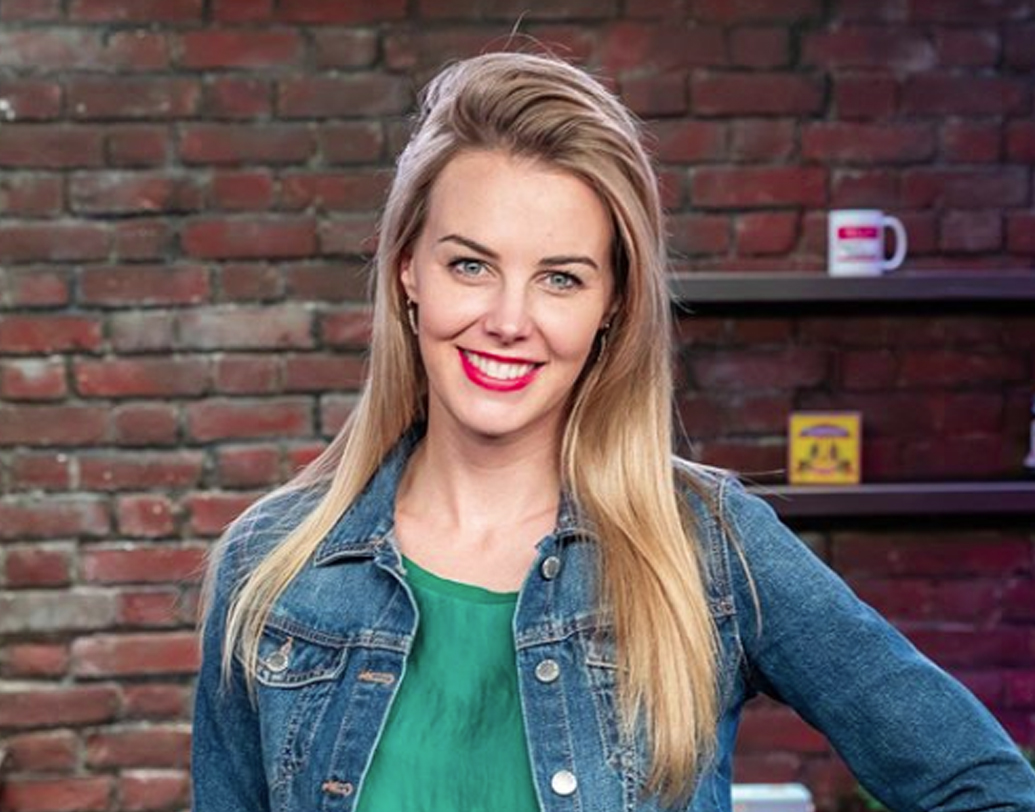 ঘুরতে ভালবাসেন এলমা। সাঁতারেও রয়েছে বিশেষ শখ।