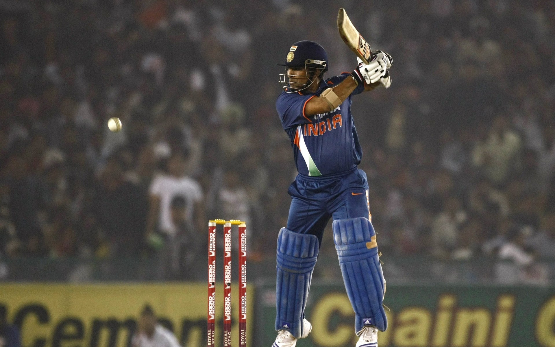 সচিন তেন্ডুককর- ভারতের সর্বকালের অন্যতম সেরা ব্যাটসম্যান। রান করার দিক দিয়ে বহু রেকর্ডই তাঁর দখলে। বিশ্বকাপের আসরে রান করেছেন ২২৭৮। ৬টি শতরান এবং ১৫টি অর্ধশতরান তাঁর দখলে। এককালে বাইশ গজকে শাসন করা মাস্টার ব্লাস্টার ছাড়া ভারতের সর্বকালের শ্রেষ্ঠ একাদশ অসম্পূর্ণ রয়ে যায়।