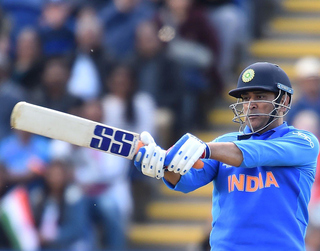 মহেন্দ্র সিংহ ধোনি- ভারতের অন্যতম সেরা ক্যাপ্টেন। ক্ষুরধার বুদ্ধি আর অসাধারণ গেম প্ল্যানে প্রতিপক্ষকে মানসিক ভাবেই হারিয়ে দেওয়ার ক্ষমতা রাখেন তিনি। ব্যাট হাতে ম্যাচের মোড় একাই ঘুরিয়ে দিতে পারেন বিশ্বের অন্যতম সেরা ফিনিশার। দলের উইকেটরক্ষা এবং নেতৃত্বে থাকবেন তিনি।