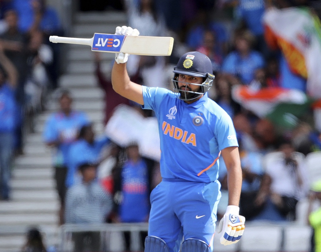 সব চেয়ে বেশি রান: রোহিত শর্মা- স্বপ্নের ফর্মে রয়েছেন ভারতীয় ওপেনার। এক বিশ্বকাপে পাঁচ সেঞ্চুরি করে বিশ্বরেকর্ড করেছেন। আট ম্যাচে আট ইনিংসে এখনও পর্যন্ত রান ৬৪৭। শেষ চারে এ বার প্রতিপক্ষ নিউজিল্যান্ড। বিশ্বকাপে সর্বাধিক রানের সচিনের রেকর্ড থেকে মাত্র ২৬ রান দূরে রয়েছেন ভারতের এই 'হিটম্যান'।