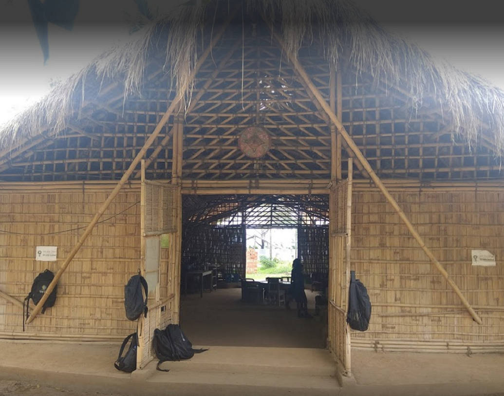 বাঁশের তৈরি একে বারে অন্য রকমের একটি শিক্ষা প্রতিষ্ঠান ‘অক্ষর’। এখানে পড়তে গেলে টাকা নয়, স্কুল-ফি হিসেবে দিতে হবে বর্জিত প্লাস্টিক।