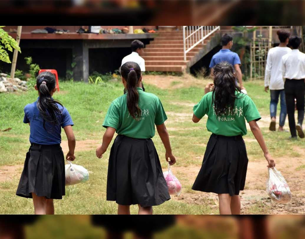 আজকের যুগে দাঁড়িয়ে যেখানে প্রাইভেট স্কুলগুলোর মাইনে নিয়ে বাবা-মা চিন্তিত থাকেন, সেখানে এই প্রতিষ্ঠান একেবারে অন্য ধাঁচের। এখানে ছাত্রছাত্রীরা বাড়ি থেকে বর্জিত প্লাস্টিক বয়ে নিয়ে যায় স্কুলে।