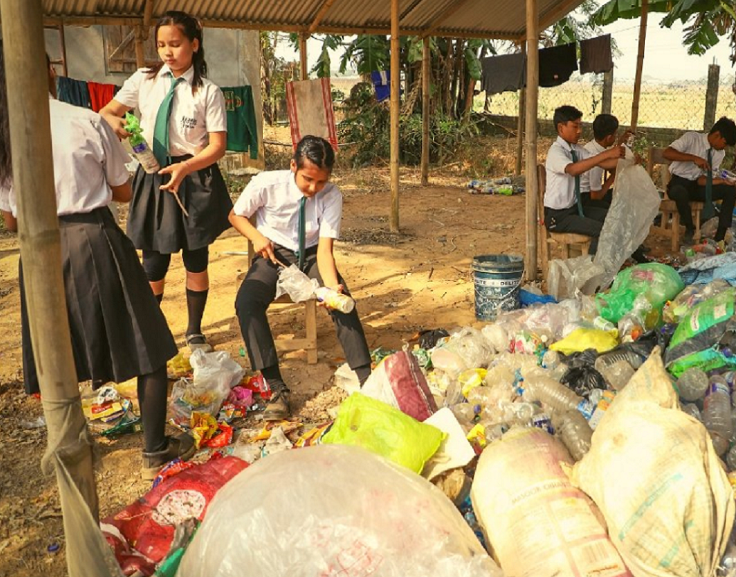 সপ্তাহে এক বা দু’দিন পড়ুয়ারা তাদের বাড়িতে পড়ে থাকা প্লাস্টিক যেমন বোতল, চিপসের প্যাকেট, যে কোনও খাবারের প্লাস্টিক স্কুলে নিয়ে আসে। সপ্তাহে অন্তত ২৫টি করে প্লাস্টিক তাঁরা একটা জায়গায় জড়ো করে।