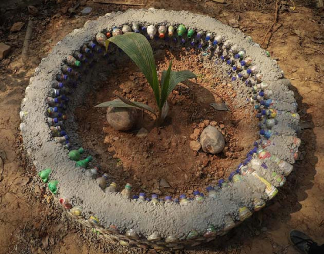 বর্জিত প্লাস্টিক বোতলের ভিতর প্লাস্টিকের প্যাকেট ঢুকিয়ে তাঁরা 'ইকো ব্রিকস' তৈরি করে। স্কুল সাজাতে ব্যবহার করা হয় এই 'ইকো ব্রিকস'।