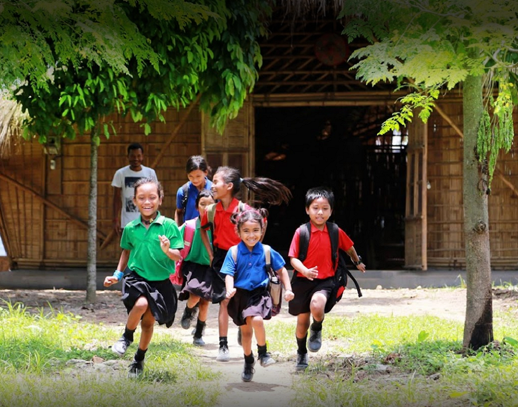 পারমিতার মতে, “অনেকেই প্রথমে স্কুলে আসতে চায়নি। দারিদ্রতার জন্য মাঝ পথে স্কুল ছাড়তে বাধ্য হয়েছিল তারা। পরিবারের পাশে থাকবে বলে পড়াশোনা ছেড়ে বেছে নিয়েছিল রোজগারের রাস্তা। সেখান থেকে তাদের স্কুলে ফেরত আনাটা ছিল প্রথম চ্যালেঞ্জ।”