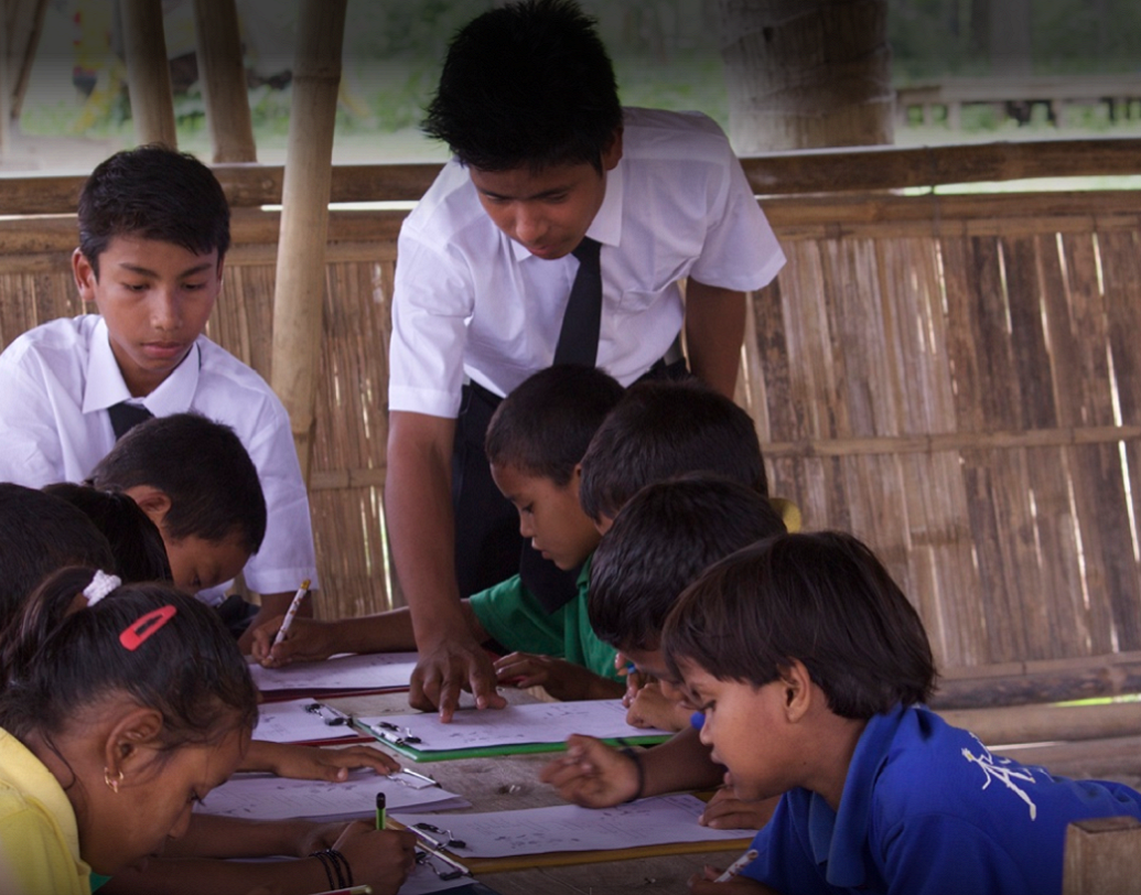 এই স্কুলে উঁচু ক্লাসের পড়ুয়ারা নিচু ক্লাসের পড়ুয়াদের পড়ায়। এর মাধ্যমে তারা কিছু উপার্জনও করতে পারছে। অর্থাভাবে স্কুলছুট হতে হচ্ছে না।