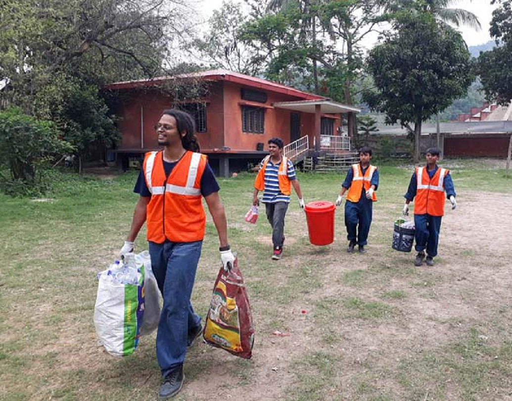 প্লাস্টিক দূষণের কথা আমরা সবাই জানি। কিন্তু বেখেয়ালে যত্র-তত্র প্লাস্টিক ফেলে দিই। এই করে যে আমাদেরই ভবিষ্যত্ প্রশ্নের মুখে, তা নজর করি না। শুধু আমাদের নয়, পরিবেশেরও ক্ষতি হচ্ছে ব্যাপক।