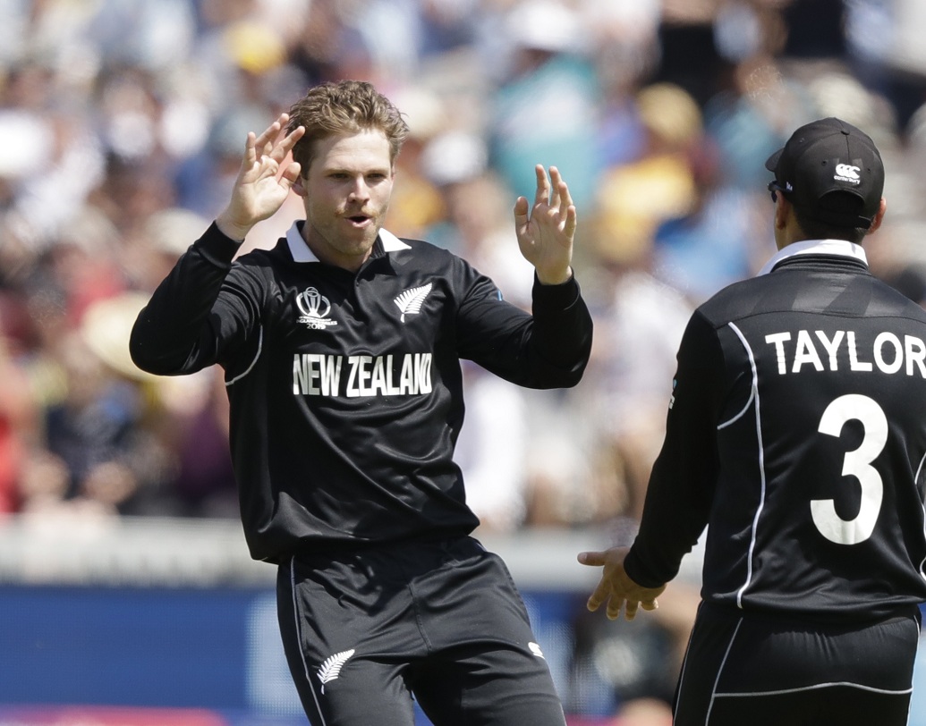 বিরাট বনাম ফার্গুসন লড়াই জমতেই পারে। বিশ্বের সেরা ব্যাটসম্যান যে সহজে হার মানবেন না তা বলাই যায়। অপেক্ষা আর কিছু ক্ষণের।