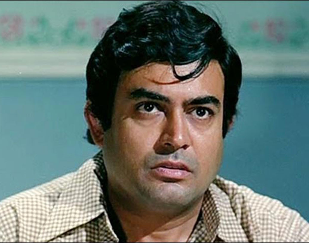 মঞ্চে তাঁর নজরকাড়া অভিনয় থেকেই বলিউডে ‘হম হিন্দুস্থানি’ ছবিতে ডাক পান এই অভিনেতা। ১৯৬০-এ মুক্তি পাওয়া এই ছবিতে খুব ছোট চরিত্রে অভিনয় করলেও দর্শকদের মন যেতেন তিনি। অফার আসে ‘সংঘর্ষ’ ছবির।