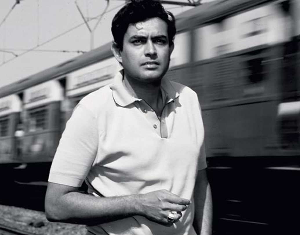 তত দিনে হরিহর জেটালাল জরিওয়ালা নাম বদলে তিনি ‘সঞ্জীব কুমার’ হয়ে গিয়েছেন। নাটক হোক বা সিনেমা, সঞ্জীব কুমারের নামেই তখন টিকিট বিক্রি বাড়ছে হু হু করে।