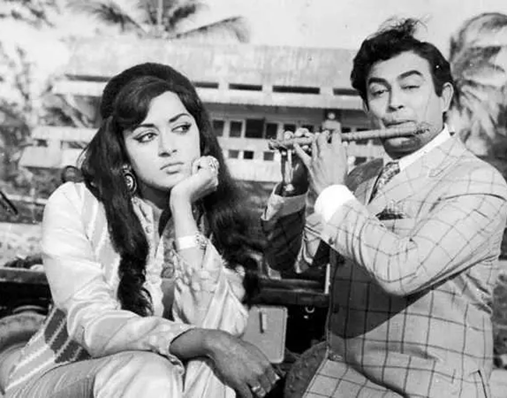 সারা জীবন বিয়ে না করলেও ১৯৭৩-এ হেমা মালিনীর সঙ্গে তাঁর একটি সম্পর্ক তৈরি হয়। ১৯৭৬ পর্যন্ত তাঁদের সেই সম্পর্ক টেকে। পরবর্তীতেও তাঁরা বন্ধু ছিলেন আজীবন। পরে সুলক্ষ্মণা পণ্ডিত তাঁর প্রেমে পড়েন ও  বিয়ে করার ইচ্ছা প্রকাশ করেন। শারীরিক অসুস্থতার কারণে সঞ্জীব সে ডাকে সাড়া দেননি। সুলক্ষ্মণাও সঞ্জীবকে না পেয়ে চিরকাল অবিবাহিত ছিলেন।