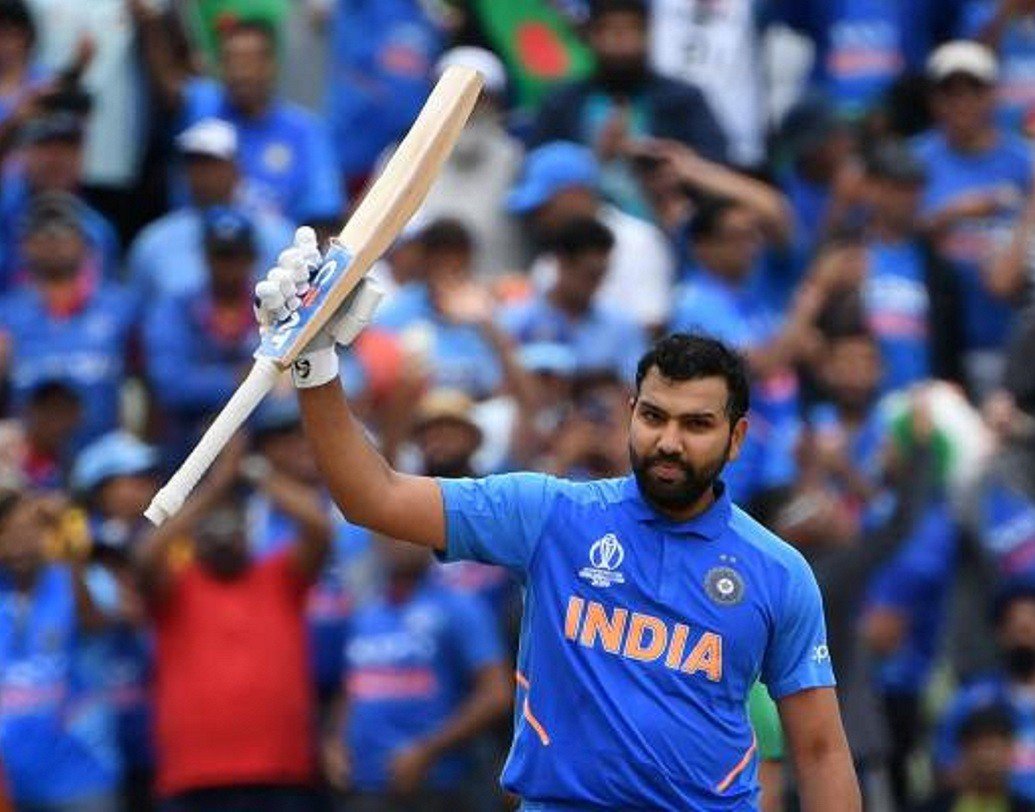 রোহিত শর্মা- ভারতের ব্যাটিংয়ের মূল স্তম্ভ রোহিত। চলতি বিশ্বকাপে দুর্দান্ত ফর্মে রয়েছেন তিনি। এই টুর্নামেন্টে ৫টি সেঞ্চুরি করে ইতিমধ্যেই রেকর্ড করে ফেলেছেন তিনি। রান সংগ্রহের দিক থেকে সবার উপরে এখন রোহিত। ২০০৩ বিশ্বকাপে সচিন করেছিলেন ৬৭৩ রান। রোহিত এখনই করে ফেলেছেন ৬৪৭ রান। ‘হিটম্যান’পিছিয়ে ২৬ রানে। কিউয়িদের বিরুদ্ধেই এই রেকর্ড ছুঁয়ে ফেলবেন তিনি মনে করা হচ্ছে।